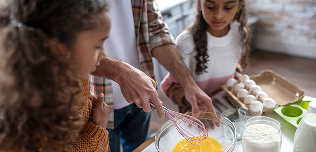 cooking_with_kids_mum_and_daughters_involved